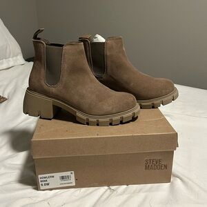 Women’s chunky heeled ankle boots. Size 9 wide. Light beige suede material